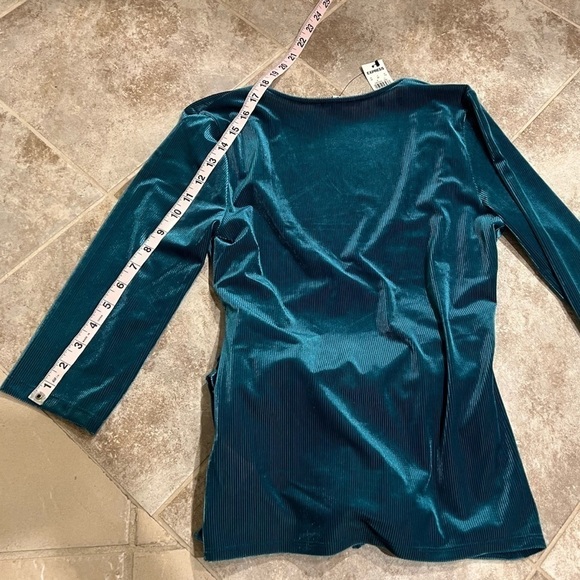 🆕 Express Desire solid green stretch velvet wrap front v neck 3/4 sleeve ribbe… - Picture 5 of 8